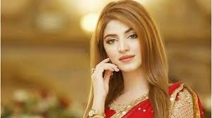 kinza hashmi age