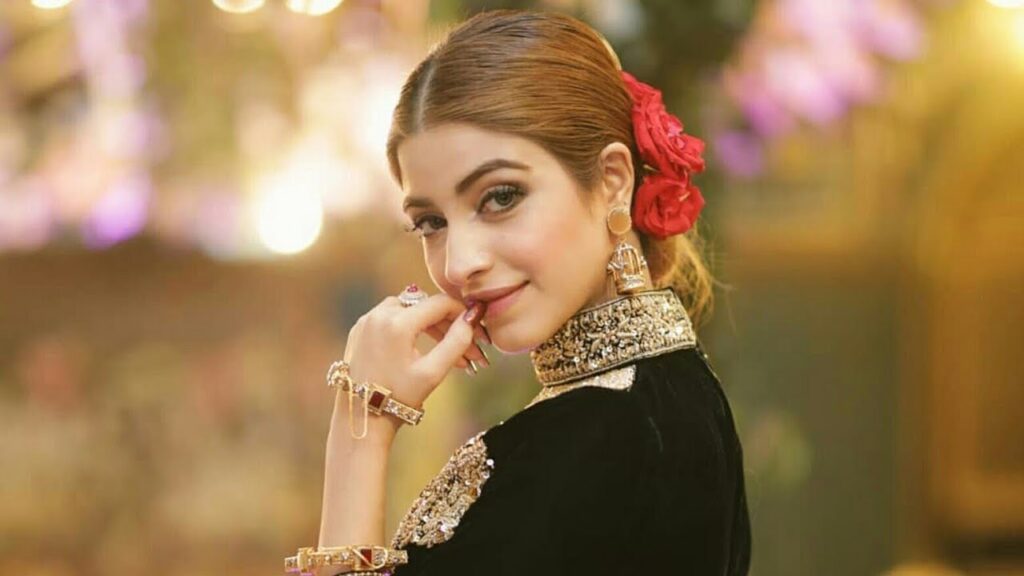 kinza hashmi age