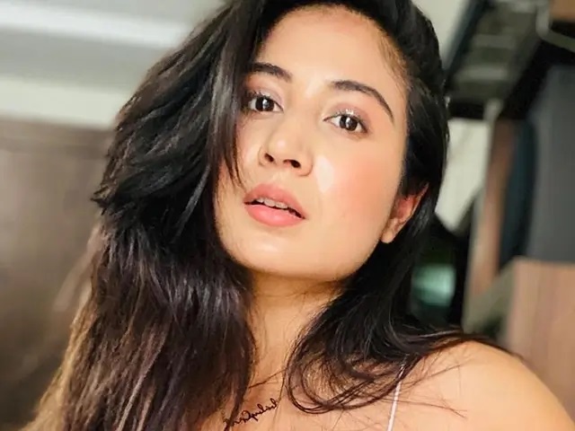 shreya kalra age