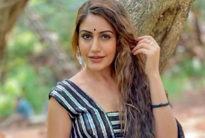 surbhi chandna age