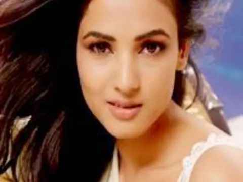 sonal chauhan age